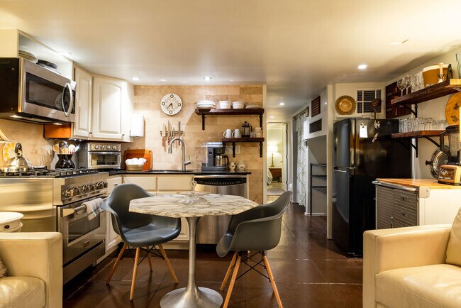 Building Photo - 130 S Cortez St Unit Japoolzzi Suite