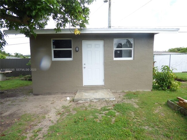 Building Photo - 19121 NE Miami Ct Unit 2