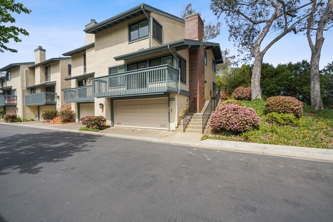 Building Photo - La Jolla Resort Style Living