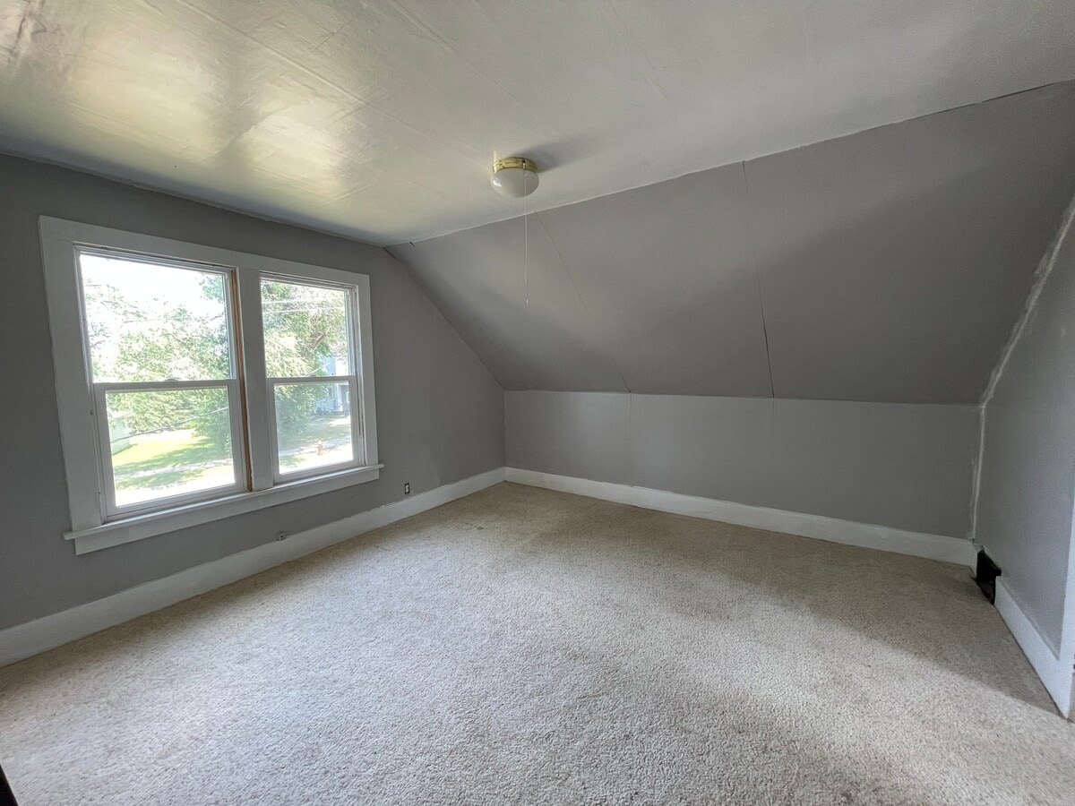Photo - 646 3rd St SE