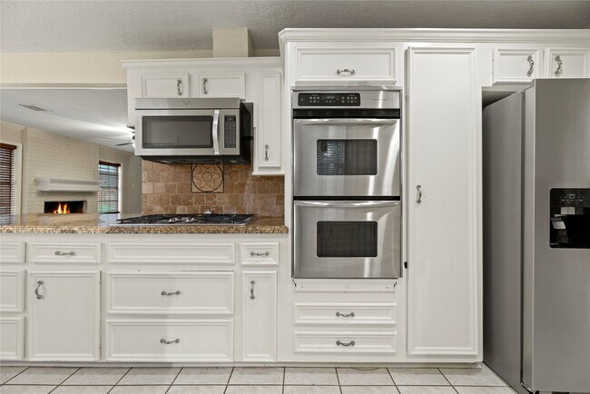 Photo - 1103 Suwanee Ln