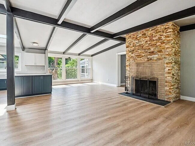 Building Photo - Quiet, Tree-Shaded Mid-Mod Steps to Downto...