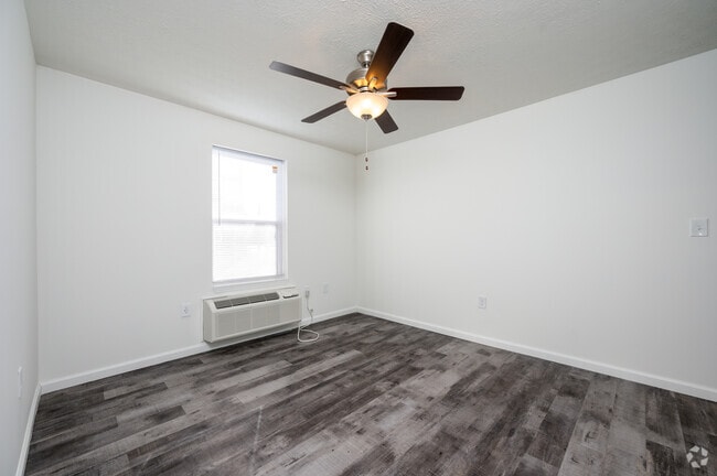 2BR, 2BA - 1,085SF - Primary Bedroom