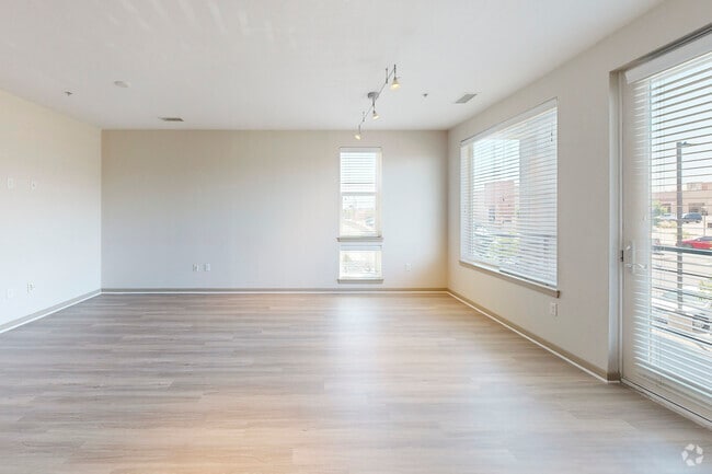 Pyramid - 2BR, 2BA - 1,187SF - Living Room - Veranda Highpointe