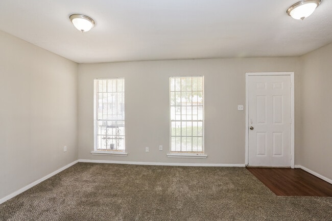 Photo - 125 James Garfield Cir