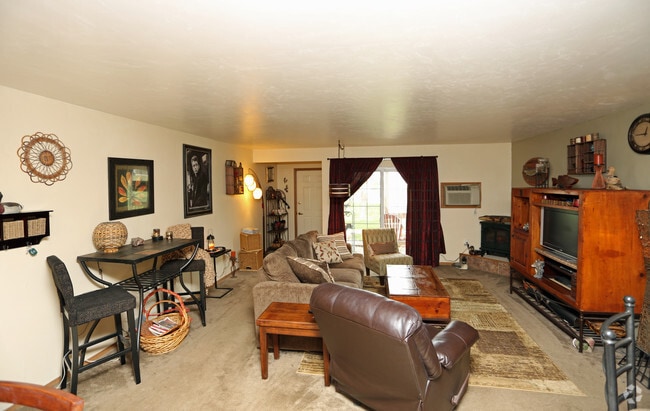Living room - Golf View Estates