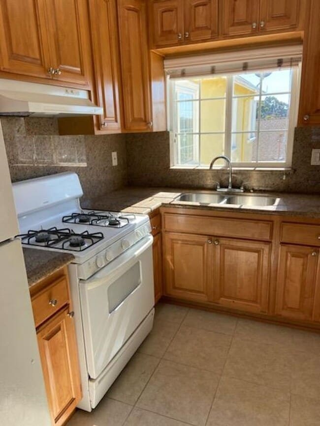 Building Photo - 5213 W 120th St Unit 2