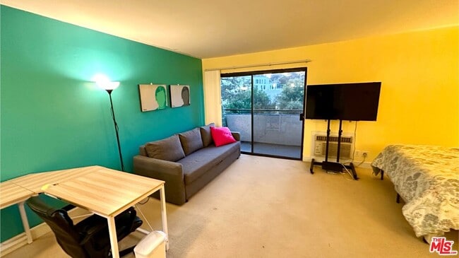 Photo - 10982 Roebling Ave Unidad 466