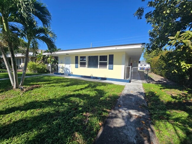 Building Photo - 1945 NE 171 St Unit 3