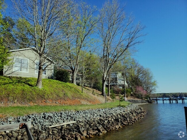 Building Photo - Enjoy Lakefront Luxury Year Round! Rental