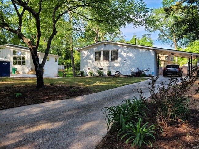 Building Photo - 1102 Greenbriar Cir