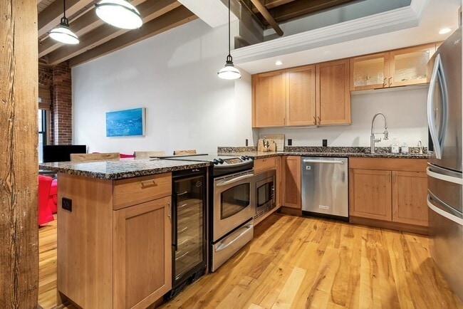 Building Photo - 111 Beach St Unit 3D Rental