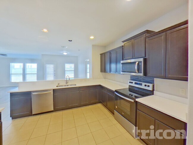 Photo - 605 W Grove Cir