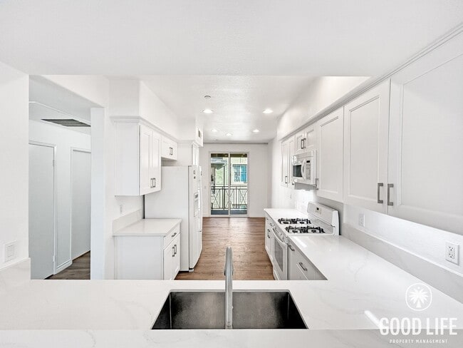 Building Photo - Beautiful 3BD/3BA W/ A/C, Attached Garage, and Community Pool in Kearny Mesa!