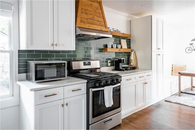 Photo - 484 Glenwood Pl SE