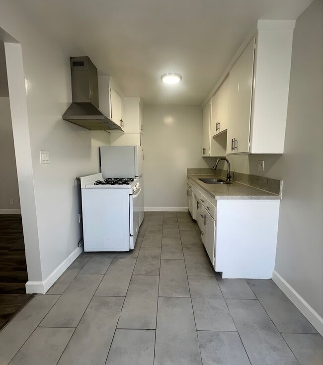 Building Photo - 1554 E 21st St Unit 3
