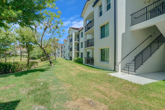 Building Photo - 611 Villa Cir
