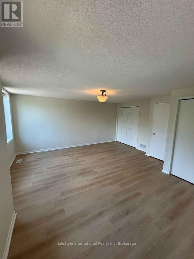 Photo - 26 Roehampton Crescent