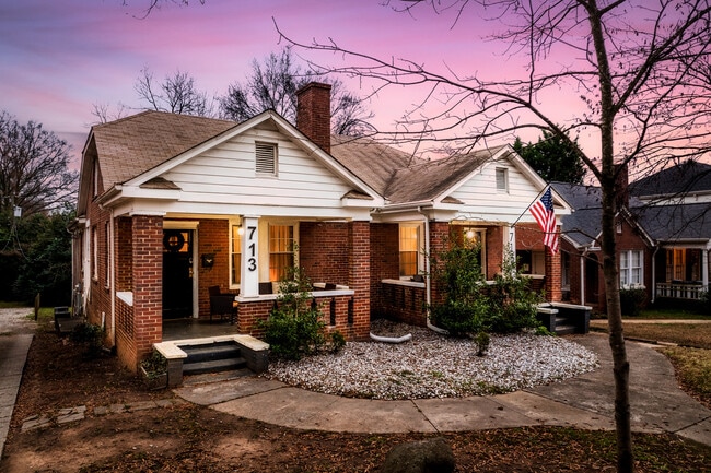 ¡Disfrute de un lado de este dúplex en un excelente vecindario residencial! - 713 Grandin Rd