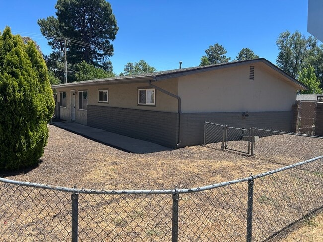 Building Photo - Single level 4 bedroom home available for occupancy NOW!