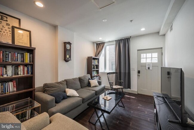 Photo - 1770 Waterloo St