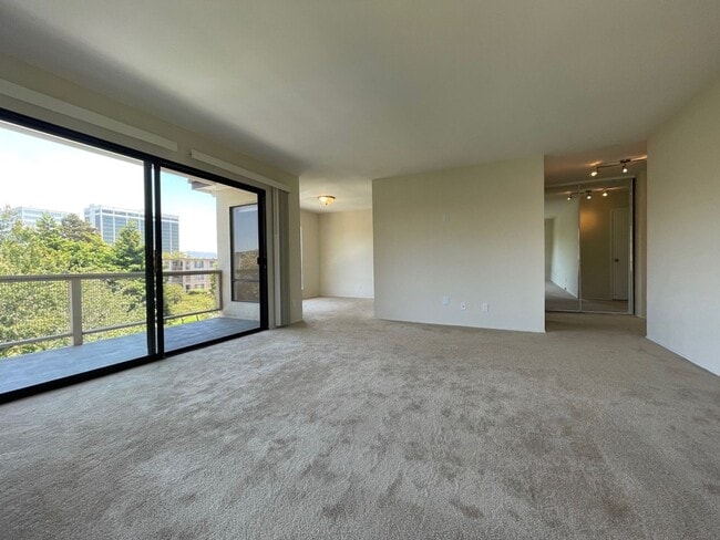 Photo - TOP FLOOR 1BD/1BATH Condo Available For Rent at the Watergate Community in Emeryville!!!! Unit 412