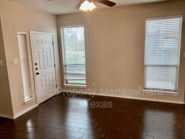 Photo - 215 N College St