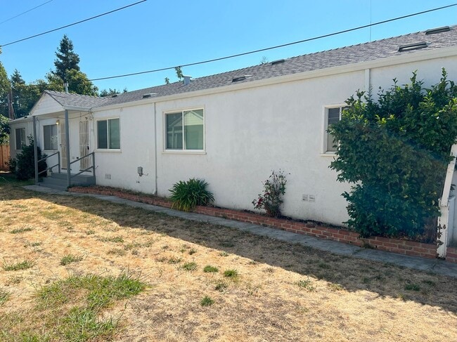 Building Photo - CHARMING 1bd/1ba DUPLEX TUCKED AWAY OFFTHE... Rental