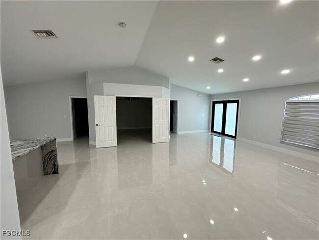 Photo - 228 Magellan St