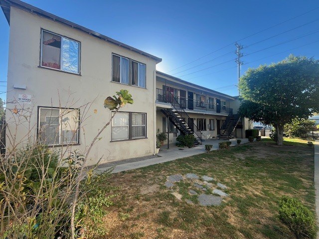 17037/17043/17049 Vanowen St.