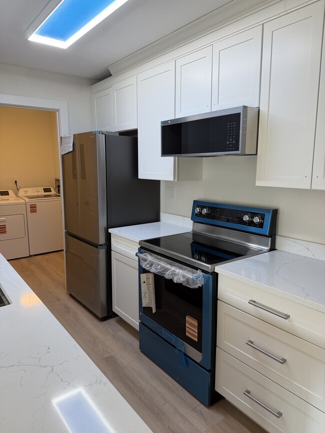 Gorgeous new modern kitch - 120 Creekwood Dr Unit 103