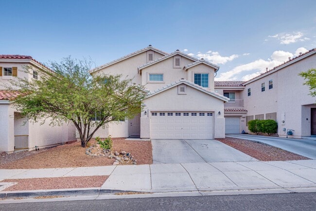 Building Photo - Spacious 3-Bedroom Home Featuring Downstai...