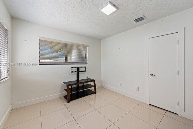 1911 NW 30th St Unit 3