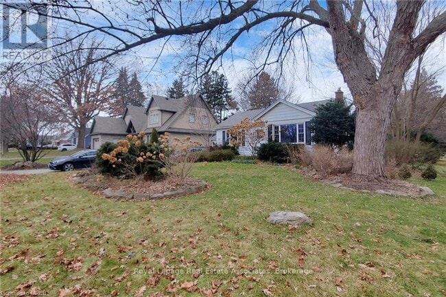 Photo - 925 Kingsway Dr