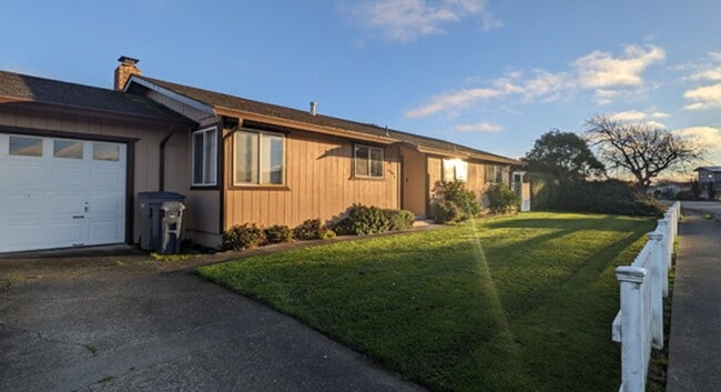 Building Photo - Quiet 4/2 in the Arcata Bottoms