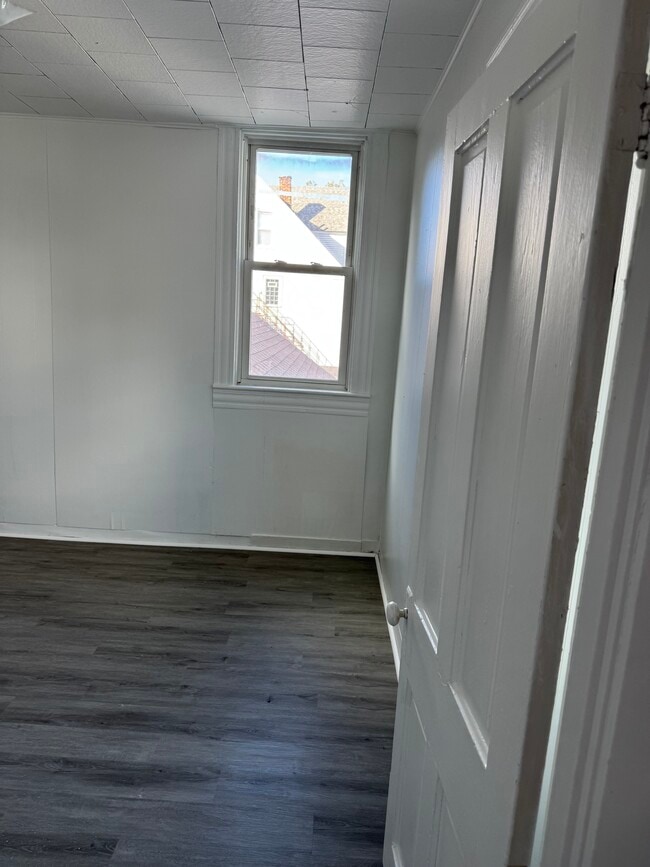 Bedroom 2 - 1918 E 123rd St Unit 4