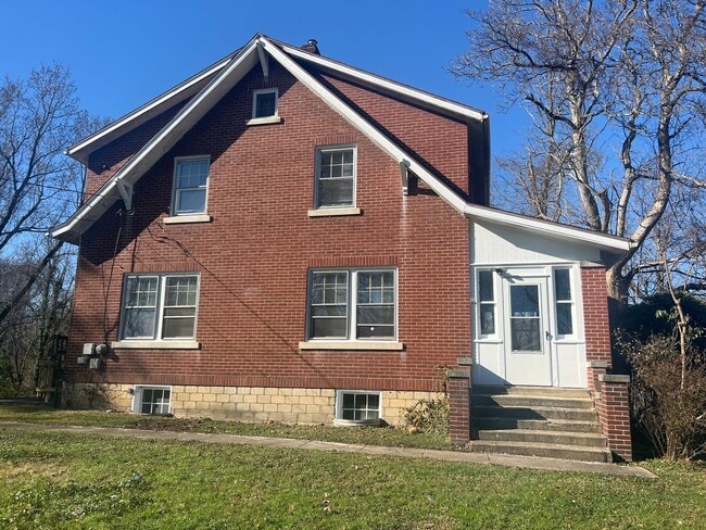 Photo - 3 bedroom home with LARGE Yard space - Available 8/05/2026