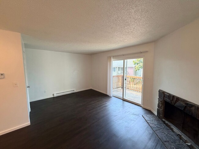 Building Photo - 9765 SW Lookout Terrace Unit D