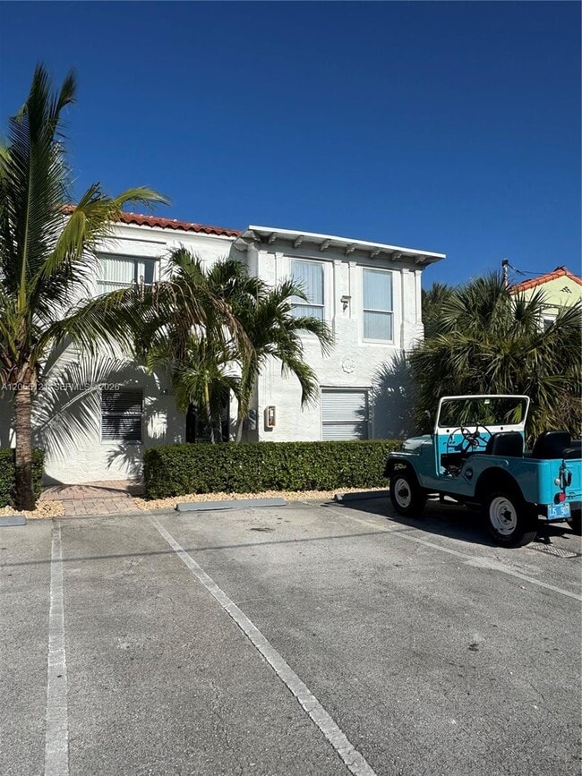 Building Photo - 2816 Pine Tree Dr Unit 3