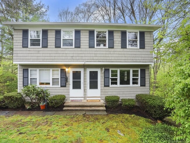 Building Photo - 11 E Hills Dr Unit 11