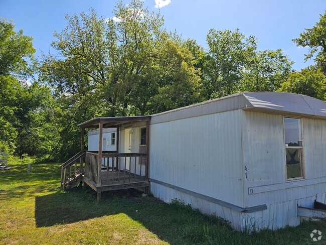 Building Photo - Freshly renovated 2 bed 1 bath Mobile Home