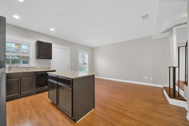 Photo - 676 E Ferry St