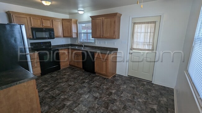 Photo - 920 F Ave NW