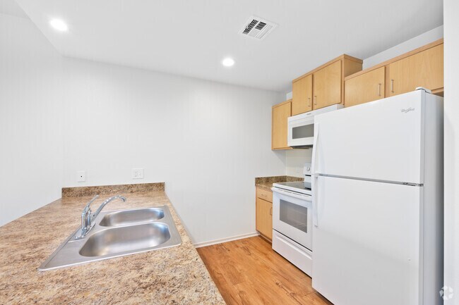 1BR, 1BA - 598SF- Kitchen