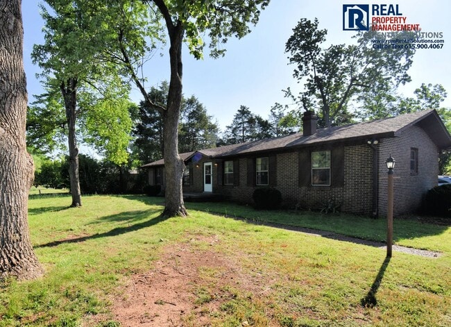 Photo - All brick 3BD home PLUS bonus room & back deck, half mile to MTSU!
