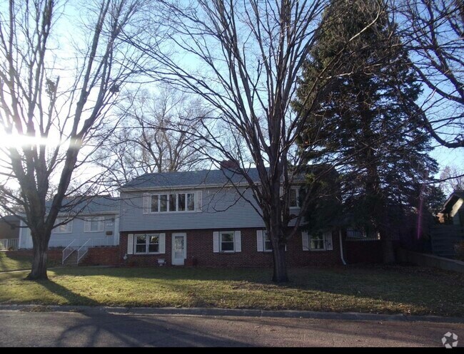 Building Photo - 417 S Iowa St Rental