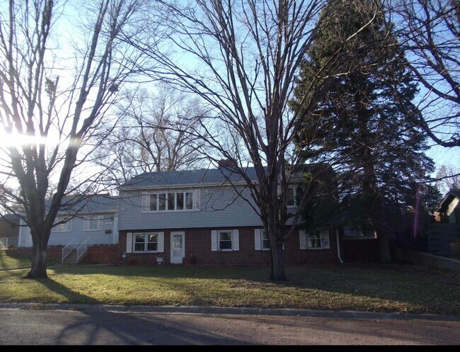 Building Photo - 417 S Iowa St Rental