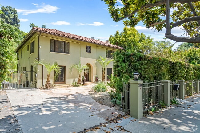 Building Photo - 2000 N Hobart Blvd Rental