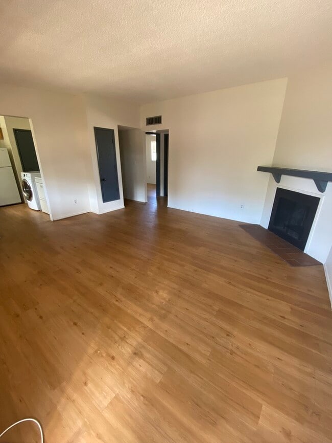 Building Photo - FOR RENT