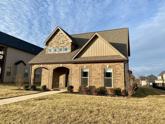 Building Photo - Beautiful 5 Bedroom, 2.5 bath Home in Hick...